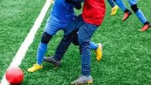 “本赛季西甲巴萨22次射门击中横梁，费兰任意球险些破门。”